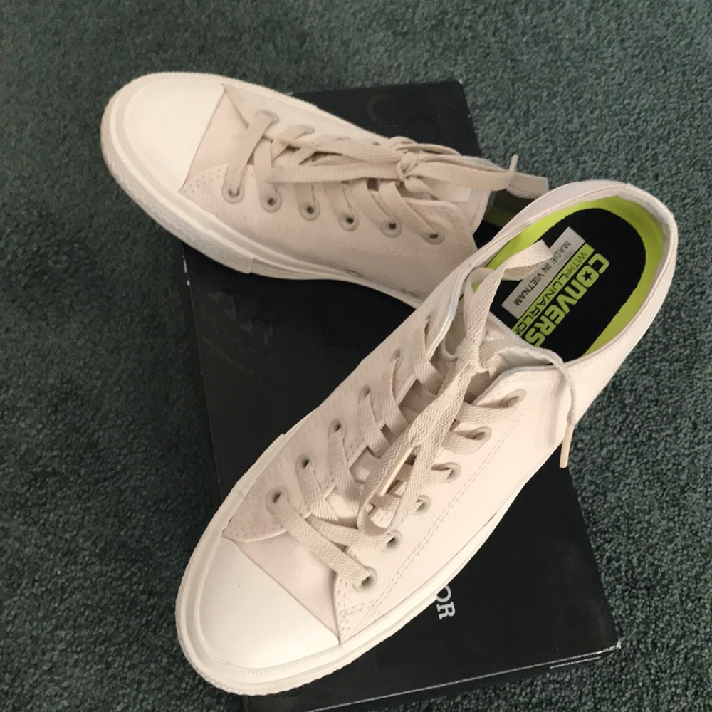 Like new Converse low tops